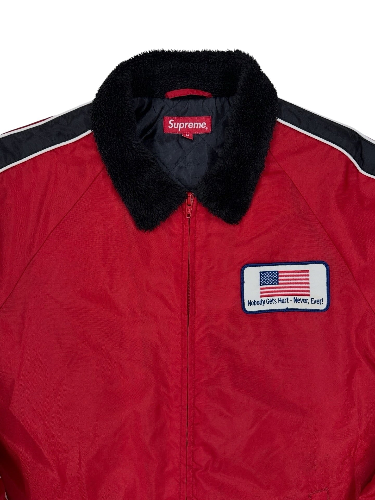 Chaqueta Supreme roja con cuello borrego y parche USA “Nobody Gets Hurt”