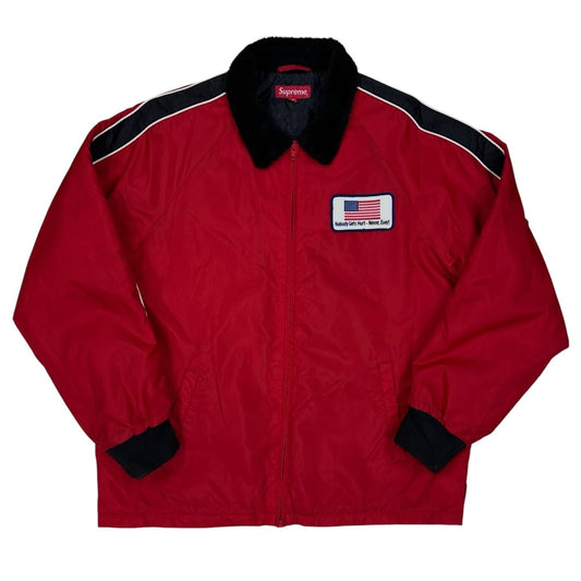 Chaqueta Supreme roja con cuello borrego y parche USA “Nobody Gets Hurt”