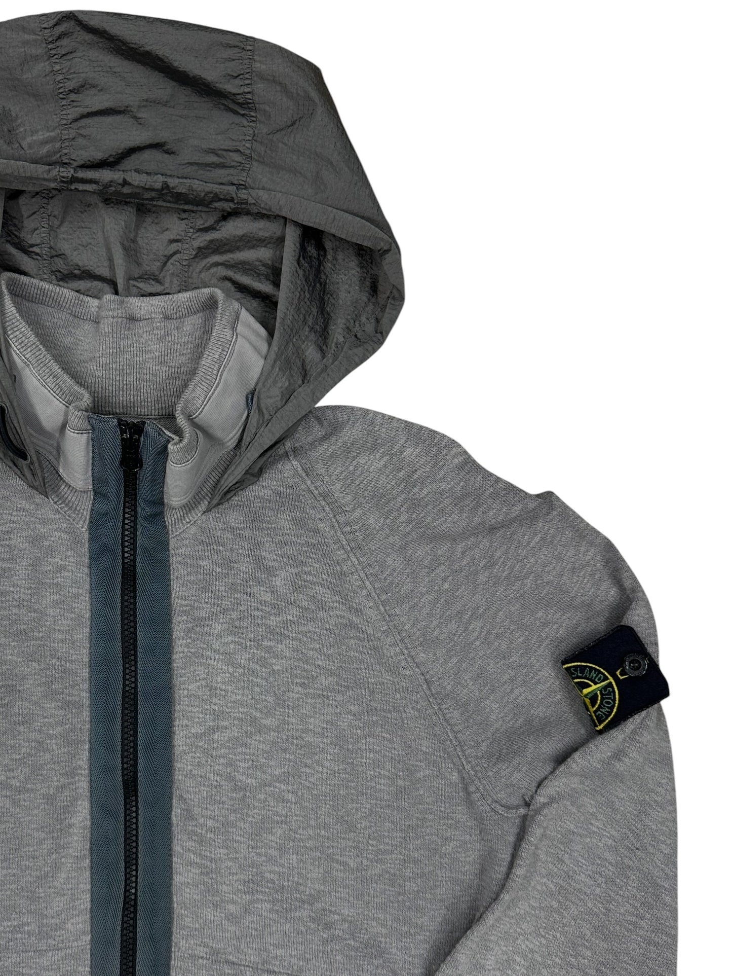Chaqueta Stone Island gris con capucha técnica