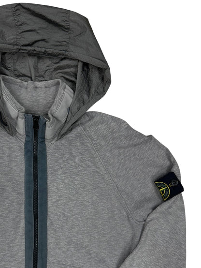 Chaqueta Stone Island gris con capucha técnica