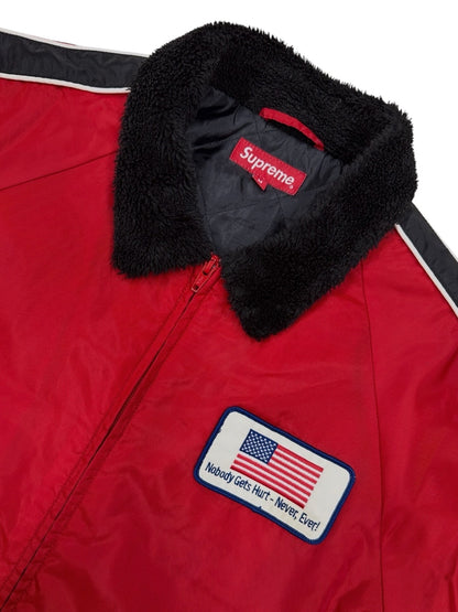 Chaqueta Supreme roja con cuello borrego y parche USA “Nobody Gets Hurt”