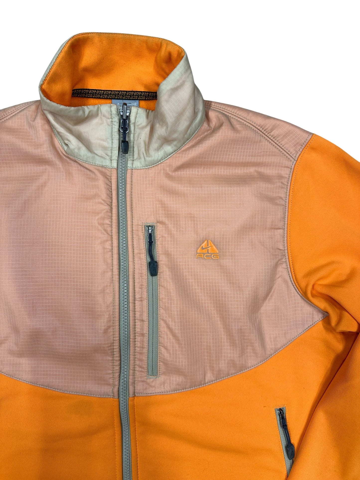 Chaqueta Nike ACG naranja técnica con paneles ripstop y cremallera completa