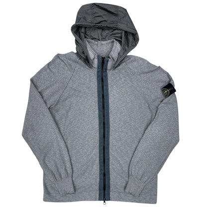 Chaqueta Stone Island gris con capucha técnica