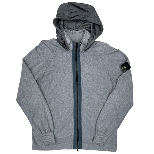 Chaqueta Stone Island gris con capucha técnica