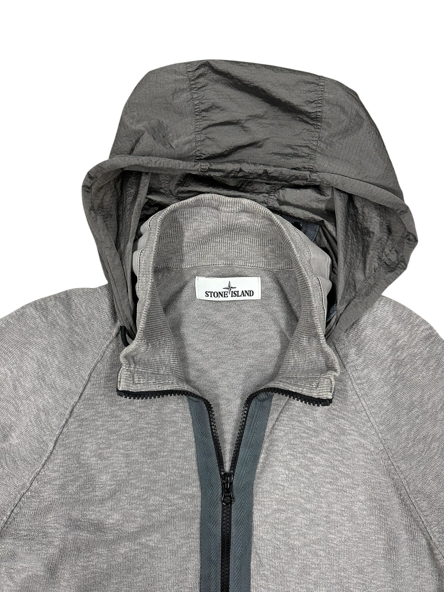 Chaqueta Stone Island gris con capucha técnica