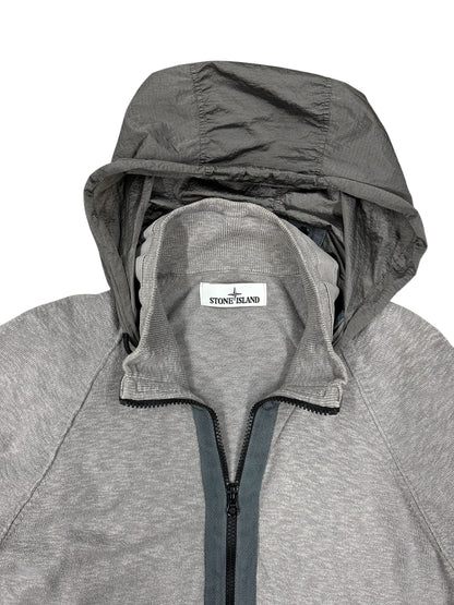 Chaqueta Stone Island gris con capucha técnica