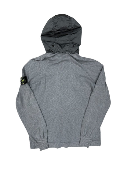 Chaqueta Stone Island gris con capucha técnica