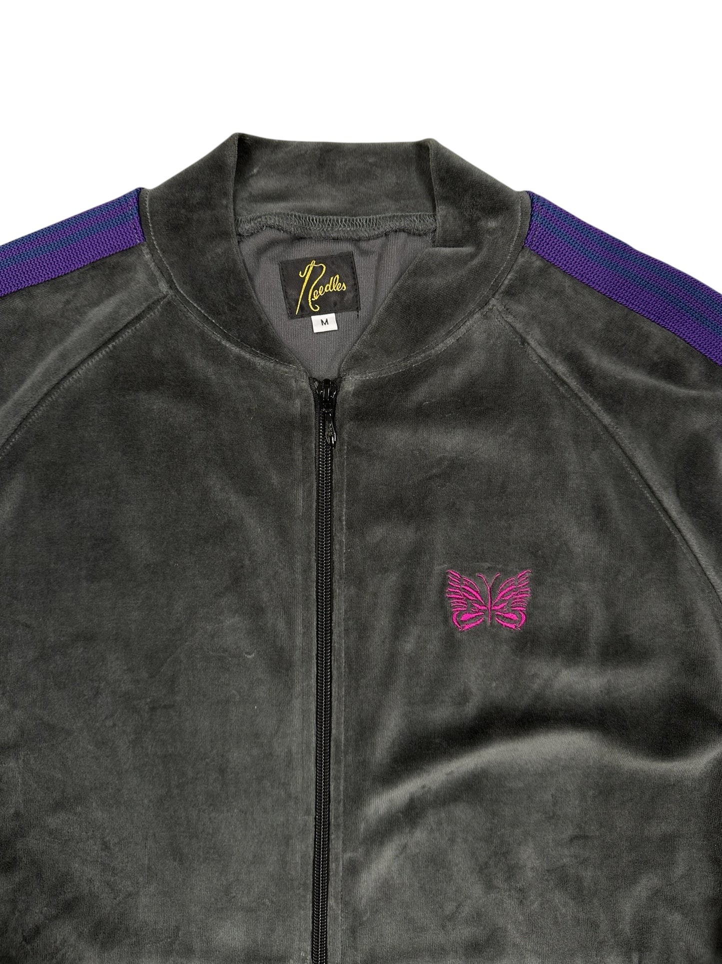 Chaqueta Needles velour negra con franjas laterales y logo mariposa bordado