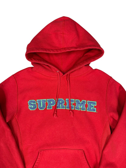Sudadera hoodie Supreme roja con logo bordado