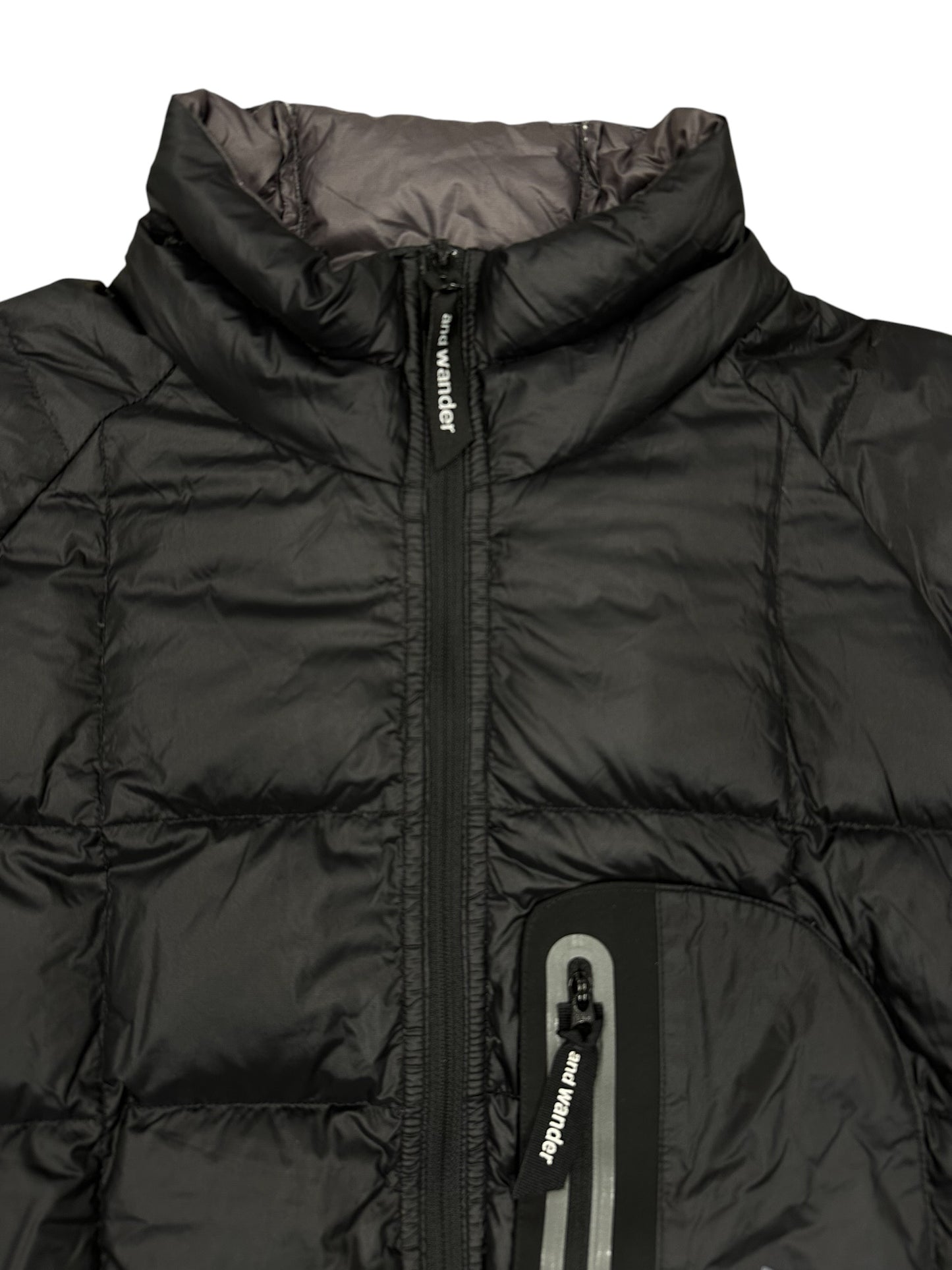 Chaqueta acolchada negra And Wander técnica ligera
