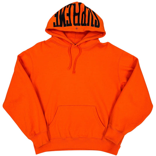 Sudadera Supreme naranja con gráfico tipográfico en capucha